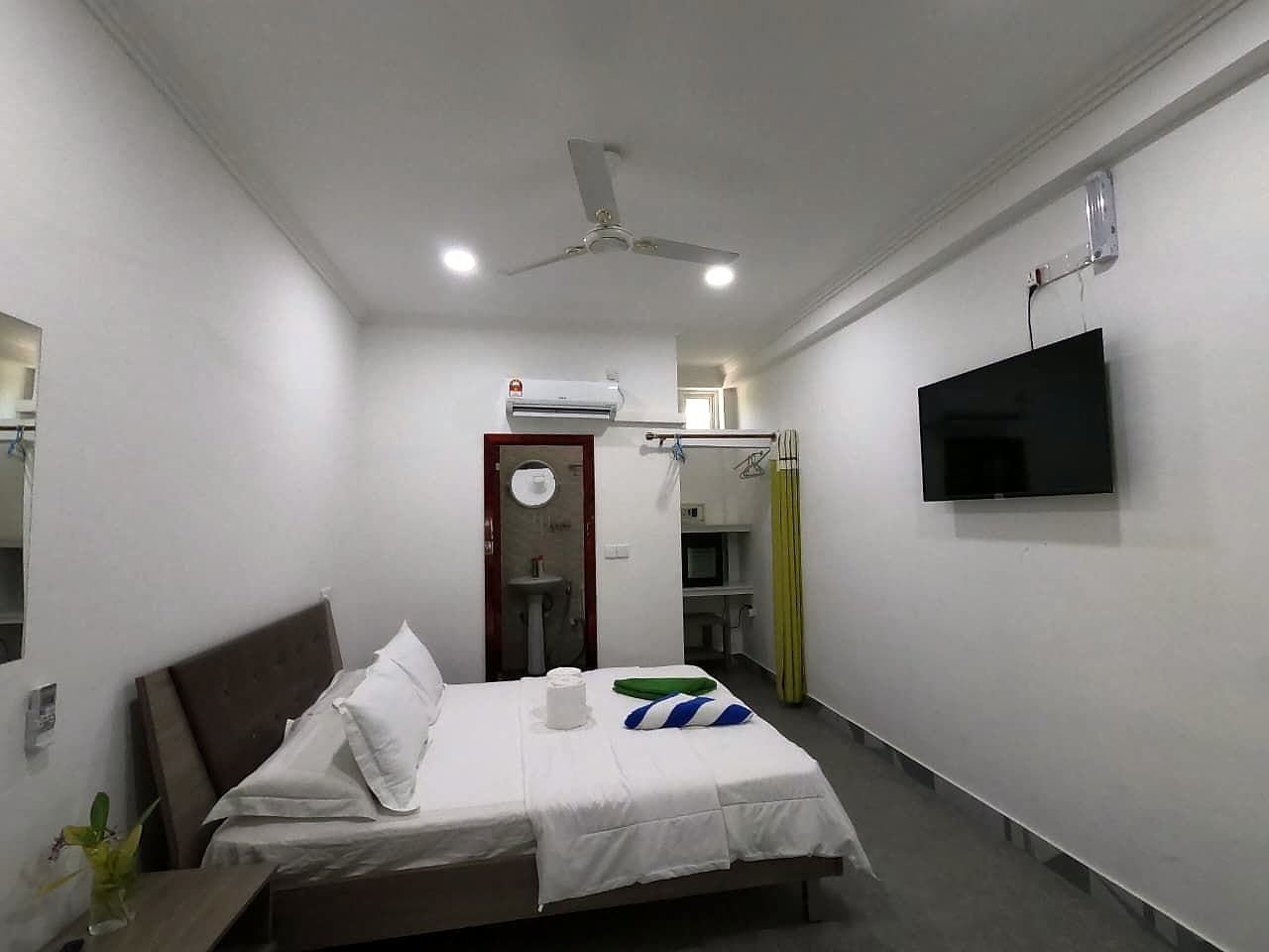 Deluxe Double with wall TV, wardrobe nook and ensuite bathroom door