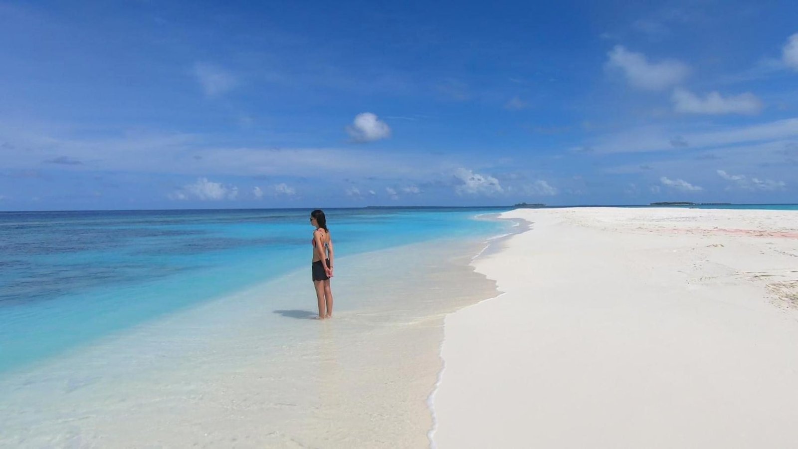 A long white sandbank off Dhangethi, turquoise shallows on one side and open ocean on the other